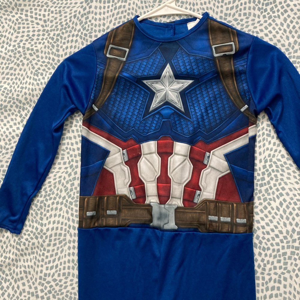 🎯Rubie's Captain America
Costumes for Boys Size :Small 👉🏻👉🏻One piece only